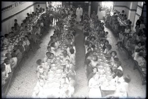 Comedor infantil en la Calle Magistral Domínguez, en una imagen tomada por  Domingo Fernández Mateos en 1934.