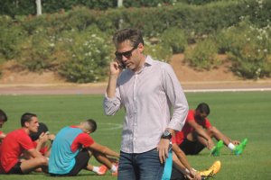 Corona siempre cercano al futbolista.