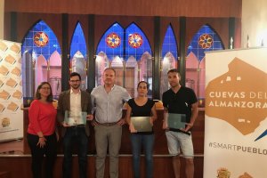 Entrega de los distintivos a varios de los emprendedores del municipio cuevano.