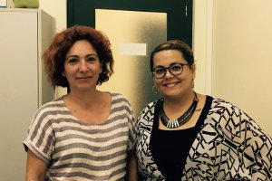Tamara Ferrer junto a una usuaria de la Oficina.