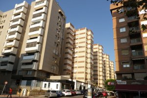 Canónigo Molina Alonso es la arteria de conexión con el centro que convierte a Oliveros en una de las principales zonas de paso hacia la Rambla y el 