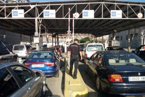 Un agente vigila los vehículos en el Puerto de Almería durante el Paso del Estrecho