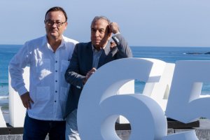 En Donosti, el cineasta Manuel Martín Cuenca y el compositor José Luis Perales. (Foto: Pablo Gómez)