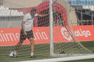 El míster empuja la portería.