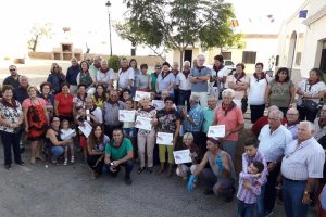 Foto de familia de concursantes y participantes.
