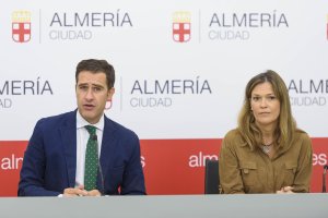El teniente de alcalde, Miguel Ángel Castellón, junto a la concejal de Cultura, Ana Martínez Labella, en la rueda de prensa de ayer.