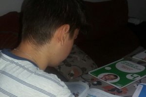 Alejandro mientras realiza la tarea en su hogar.