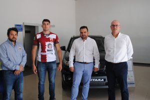 Juan Cruz con su nueva camiseta.
