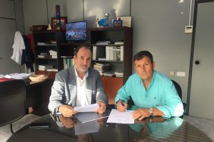 El delegado territorial de Agricultura, José Manuel Ortiz, hace entrega de las ayudas a los programas operativos al presidente de Cooperativa San Isi