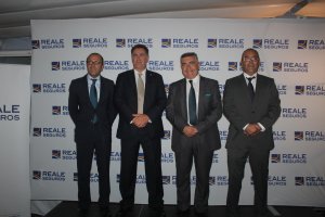 Javier Espinosa, director comercial; Juan Antonio Márquez, presidente colegial; Agustín Ruiz Escribano, director territorial; y Jesús Yeste, director