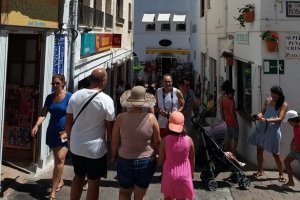 Familia visitando las calles del centro de Mojácar.