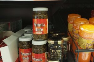 La pimienta  de Luxeapers, que se produce en Nacimiento, está ya presente en los lineales de sus 1.62o tiendas.