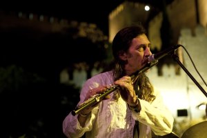 Jorge Pardo, durante una actuación en La Guajira con la Alcazaba al fondo.