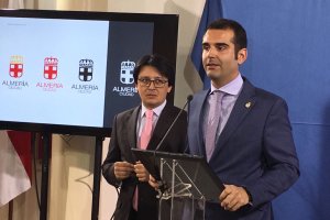 El alcalde, a la derecha de la foto.