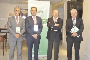 Firma del convenio entre representantes de Cajamar y ACEFER.