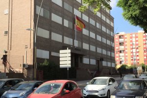 Bandera en la Comisaría de Almería este tarde