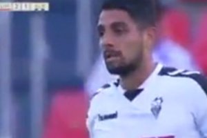 La cara de desolación de Michael Gaffoor tras marcarse en propia puerta.