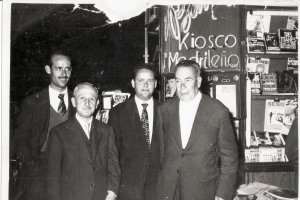 El kiosquero  Juan Bonillo Pérez, junto a su ayudante Pepe Fernández, el constructor Ferrete y otro amigo.