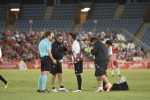 Valdés Aller no se portó mal y perdonó una roja a Tino Costa.