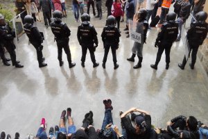 Agentes antidisturbios de la Policía Nacional hoy en Cataluña