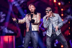 Bad Bunny, a la derecha, en los Premios Billboard.