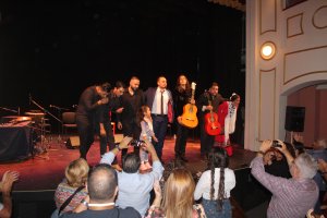 Cristo Heredia recibe una larga y calurosa ovación tras la presentación de su disco Almeraya,  junto a los guitarristas José del Tomate y el Niño d