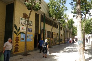 El Mercado de Abastos da la espalda a la plaza central del barrio, entre las calles Campoverde y Campogris.