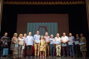 Foto de familia de las personas homenajeadas ayer por la mañana en el Teatro Apolo junto al alcalde de la ciudad,Ramón Fernández-Pacheco.