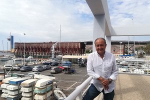 Martín Soler Márquez, fotografiado junto al Club de Mar