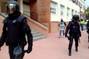Policías retiran una urna este domingo en Cataluña