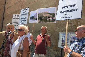 El matrimonio Prior durante una concentración de apoyo celebrada en Vera el pasado año.