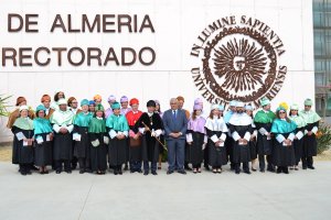 El rector de la UAL con el consejero de Economía y los nuevos doctores que ayer juraron (o prometieron) su cargo.