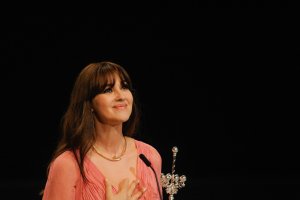 Monica Bellucci (en la foto, con el premio Donostia) protagoniza En la vía láctea, de Emir Kusturica. (Foto: Gari Garaialde)