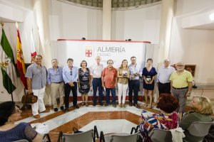 Foto de familia de algunos participantes en el proyecto junto a Ana Martínez Labella.