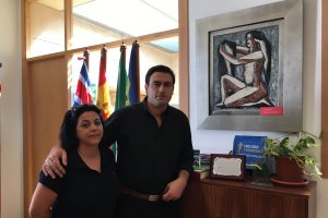 El alcalde y la teniente de alcalde junto a una obra del pintor nacido en Zurgena.