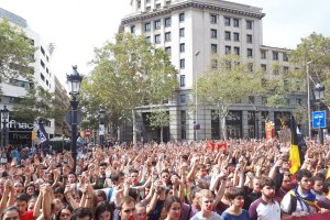 Estudiantes se manifiestan en la Plaza de la Universidad de Barcelona