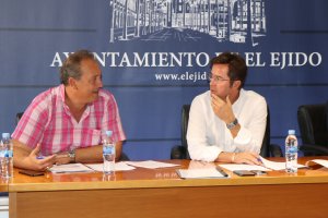 El alcalde, Francisco Góngora junto al concejal de Hacienda, José Francisco Rivera