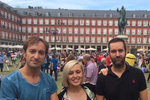 Juan Francisco Viruega, Nadia Torrijos y Alejandro Melero, en la Plaza Mayor de Madrid.