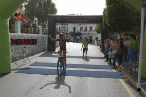 Bernardo llega en solitario a la meta.
