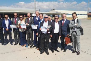 Los empresarios a pie de pista en el Aeropuerto de Almería.