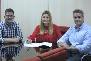 Momento de la firma del convenio entre la UD Almería y el Ayuntamiento de Viator.