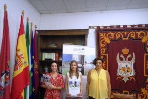 Inmaculada Gallego Galán, Jefa de la Unidad de Estadística e Investigación de Mercado (SAETA), con las concejalas Isabel de Haro y Francisca García.