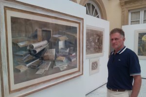 Manuel Domínguez junto a una de las obras de la exposición Objetos olvidados.