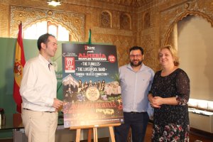 Presentación de la mesa redonda on Curro Verdegay y Pepo Verdejo, de Kuver, y Francisca Serrano, del IAM.