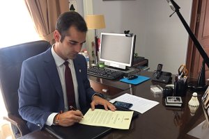 El regidor almeriense, ayer, firmando el bando.