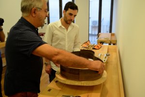 Carlos González muestra a Carlos Sánchez varios elementos de una guitarra.