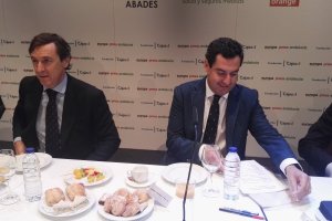 Rafael Hernando junto a Juan Manuel Moreno.