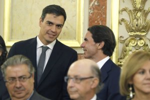 Aznar y Sánchez conversan, en una imagen de archivo.