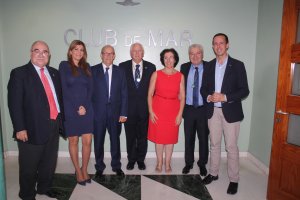 Luis Moreno Fernández, Francisco Domínguez y Tesifón Parrón, homenajeados, Emilio Gómez-Lama, presidente del Colegio;  los delegados, Gracia Fernánde