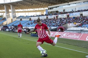 Mandi en una jugada del Almería-Huesca.